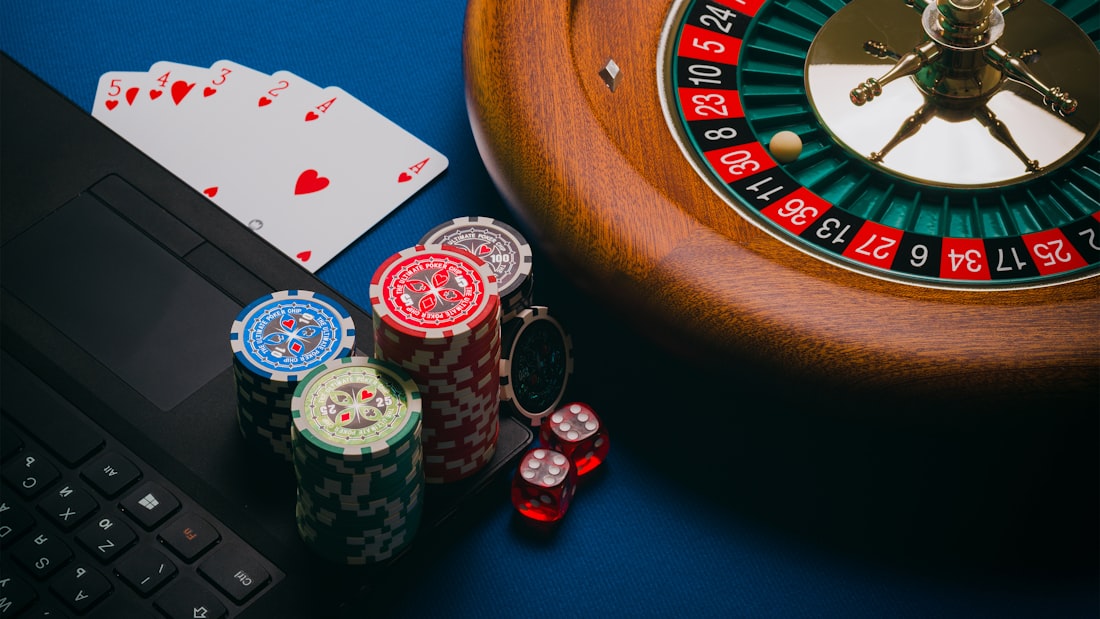 Meja roulette dengan tumpukan chip